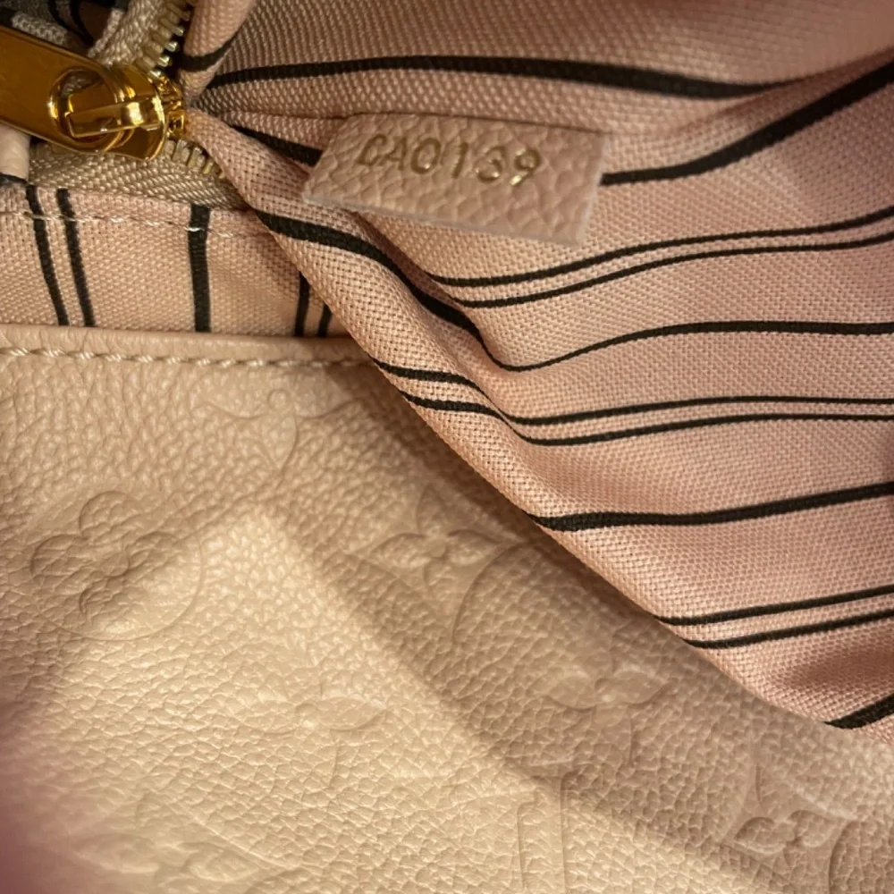 Louis Vuitton Artsy Excellent Condition - Picture 14 of 16